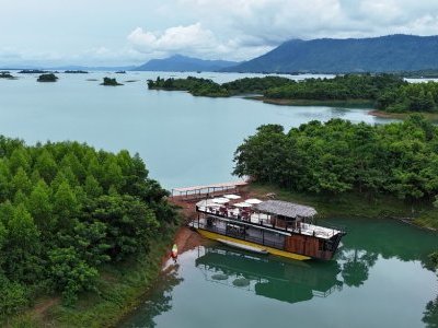 Sala for lunch on one Nam Ngum's island